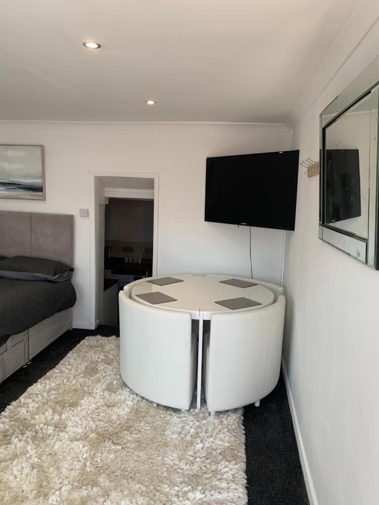 Beautiful Studio Apartment Milford Haven Zewnętrze zdjęcie
